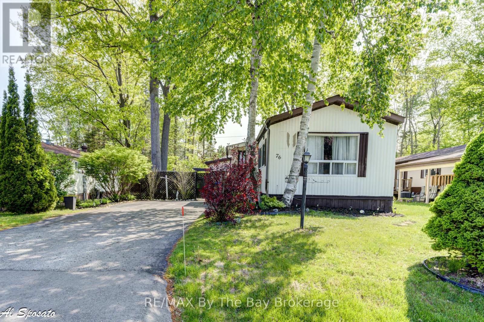 76 Georgian Glen Drive, Wasaga Beach, Ontario  L9Z 1K7 - Photo 2 - S12240980