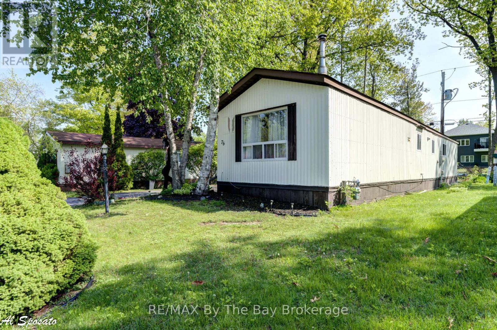 76 Georgian Glen Drive, Wasaga Beach, Ontario  L9Z 1K7 - Photo 3 - S12240980