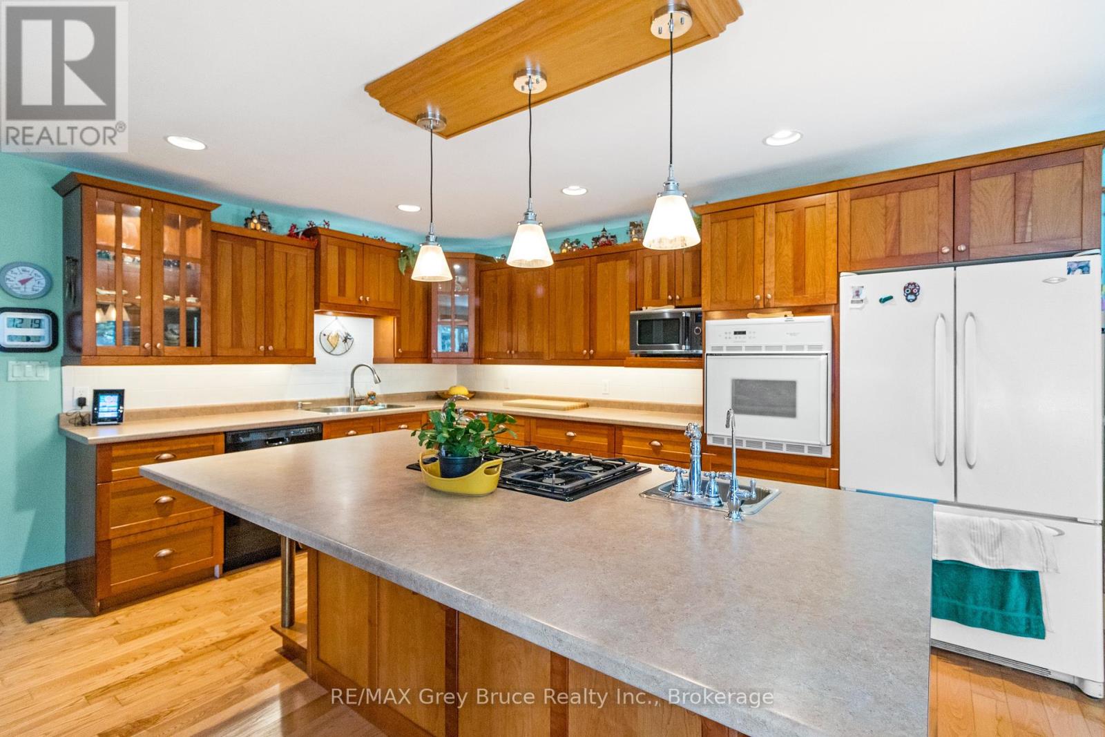 33 Woodstock Avenue, Northern Bruce Peninsula, Ontario  N0H 2M0 - Photo 3 - X12241443