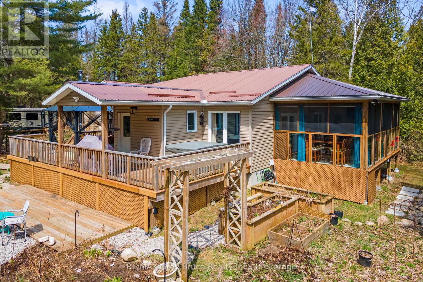 33 Woodstock Avenue, Northern Bruce Peninsula, Ontario  N0H 2M0 - Photo 35 - X12241443