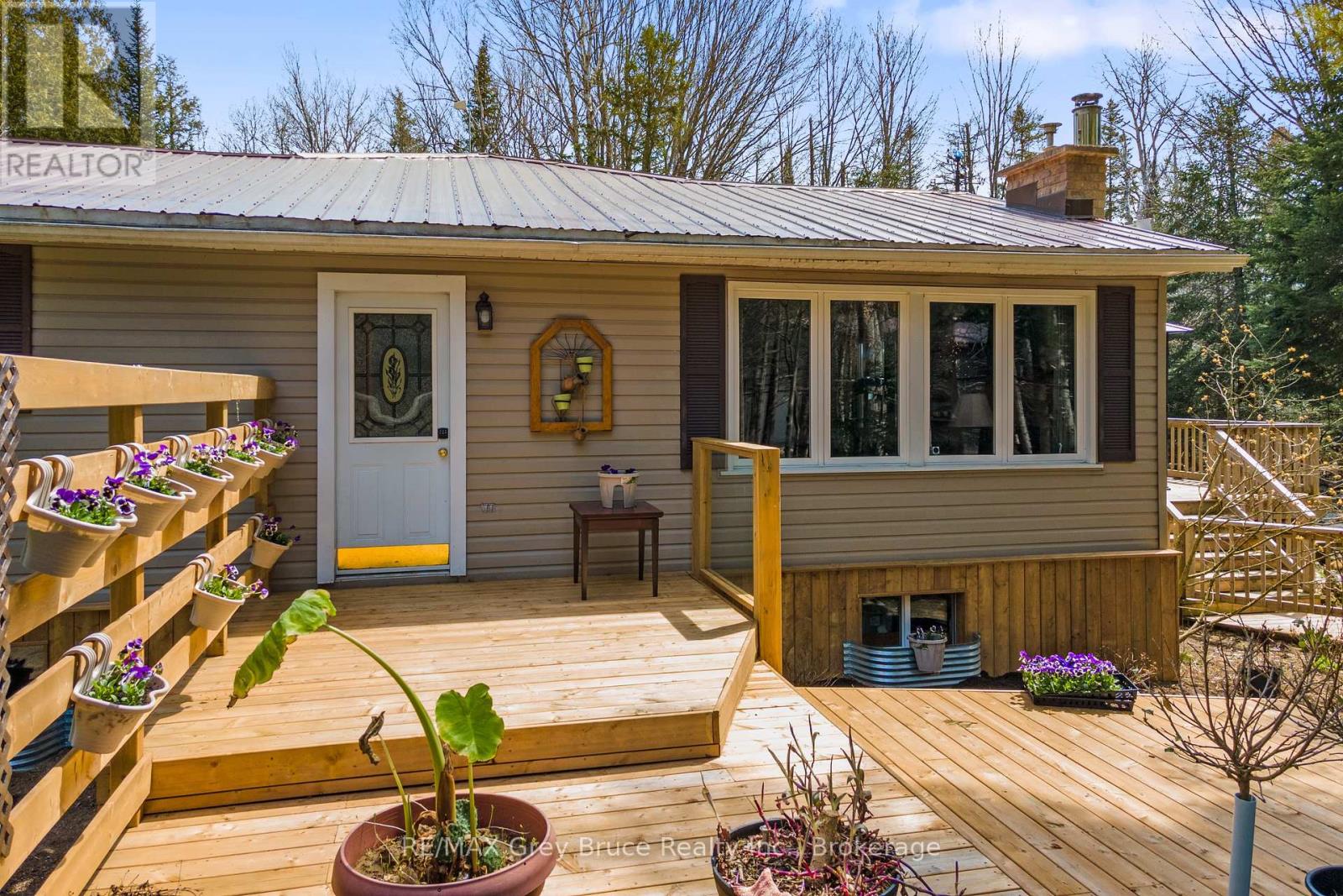 33 Woodstock Avenue, Northern Bruce Peninsula, Ontario  N0H 2M0 - Photo 9 - X12241443