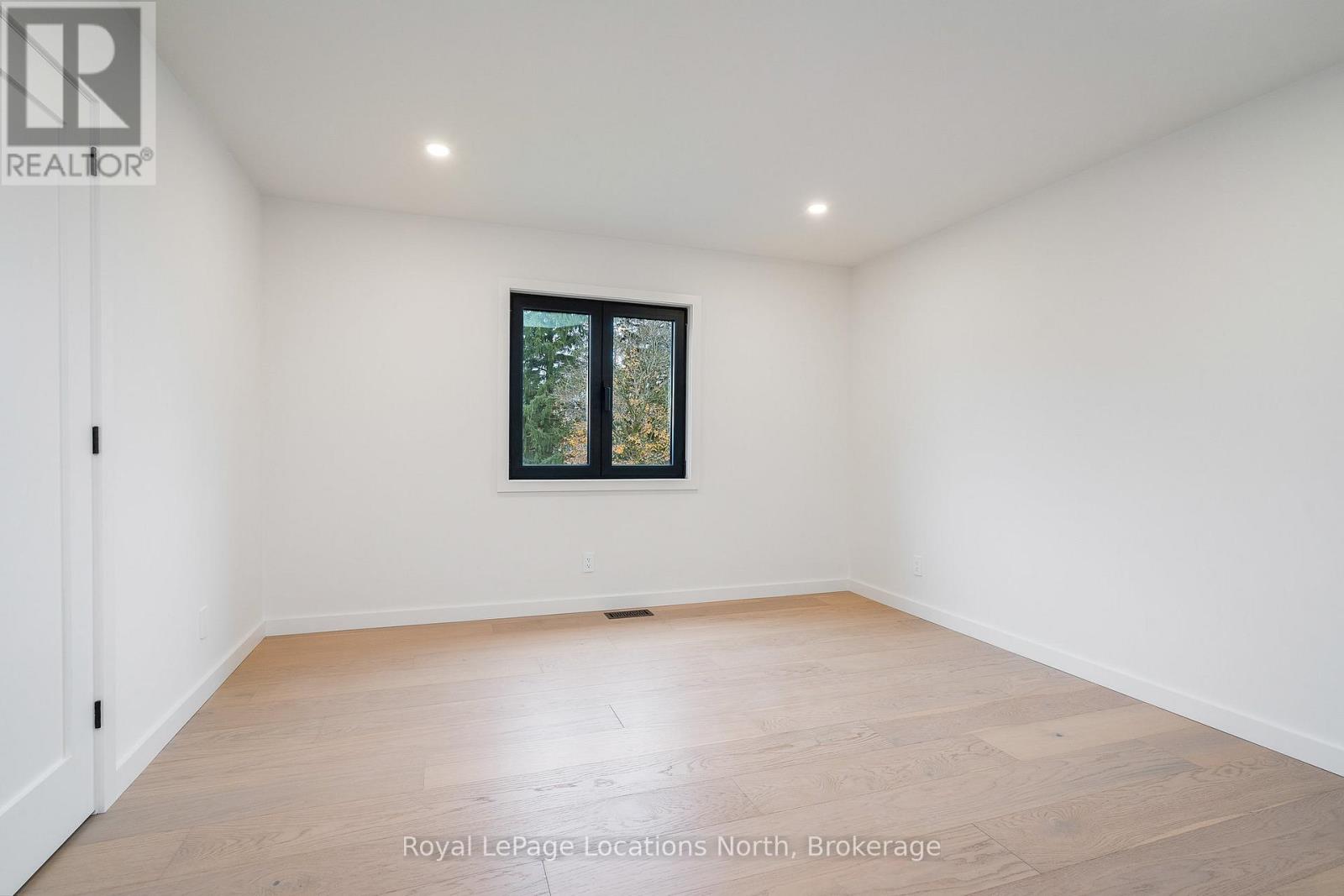 18 Melville Street, Clearview, Ontario  L9H 1Z8 - Photo 41 - S12242141