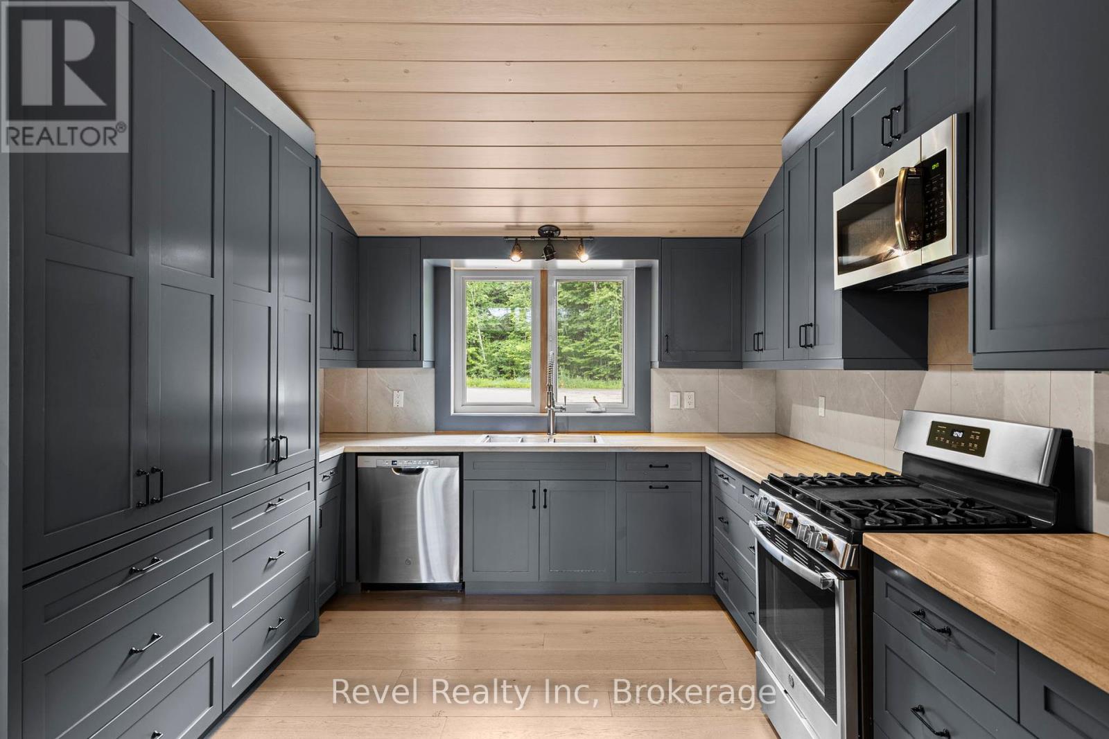 30 Sparrow Road, Seguin, Ontario  P0C 1J0 - Photo 10 - X12242347