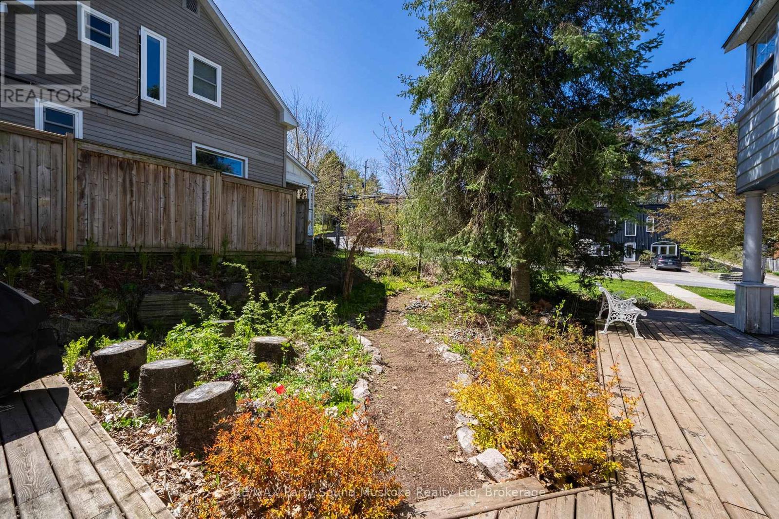 17 Waubeek Street, Parry Sound, Ontario  P2A 1B8 - Photo 3 - X12242567