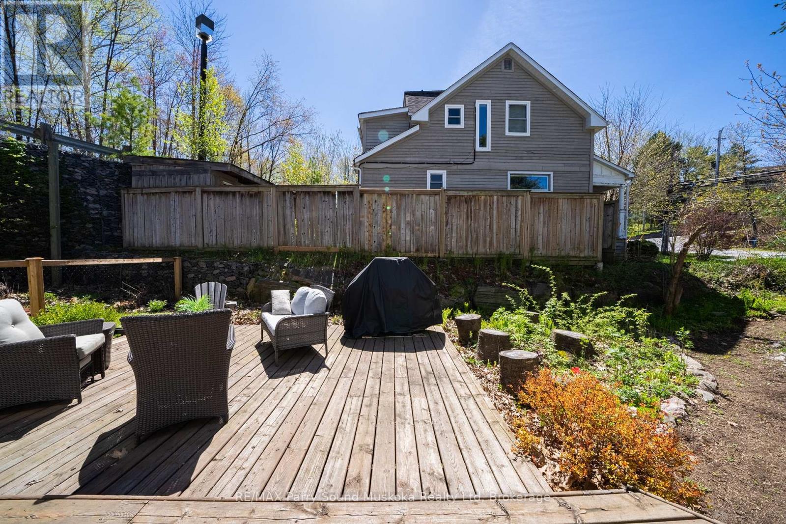 17 Waubeek Street, Parry Sound, Ontario  P2A 1B8 - Photo 4 - X12242567