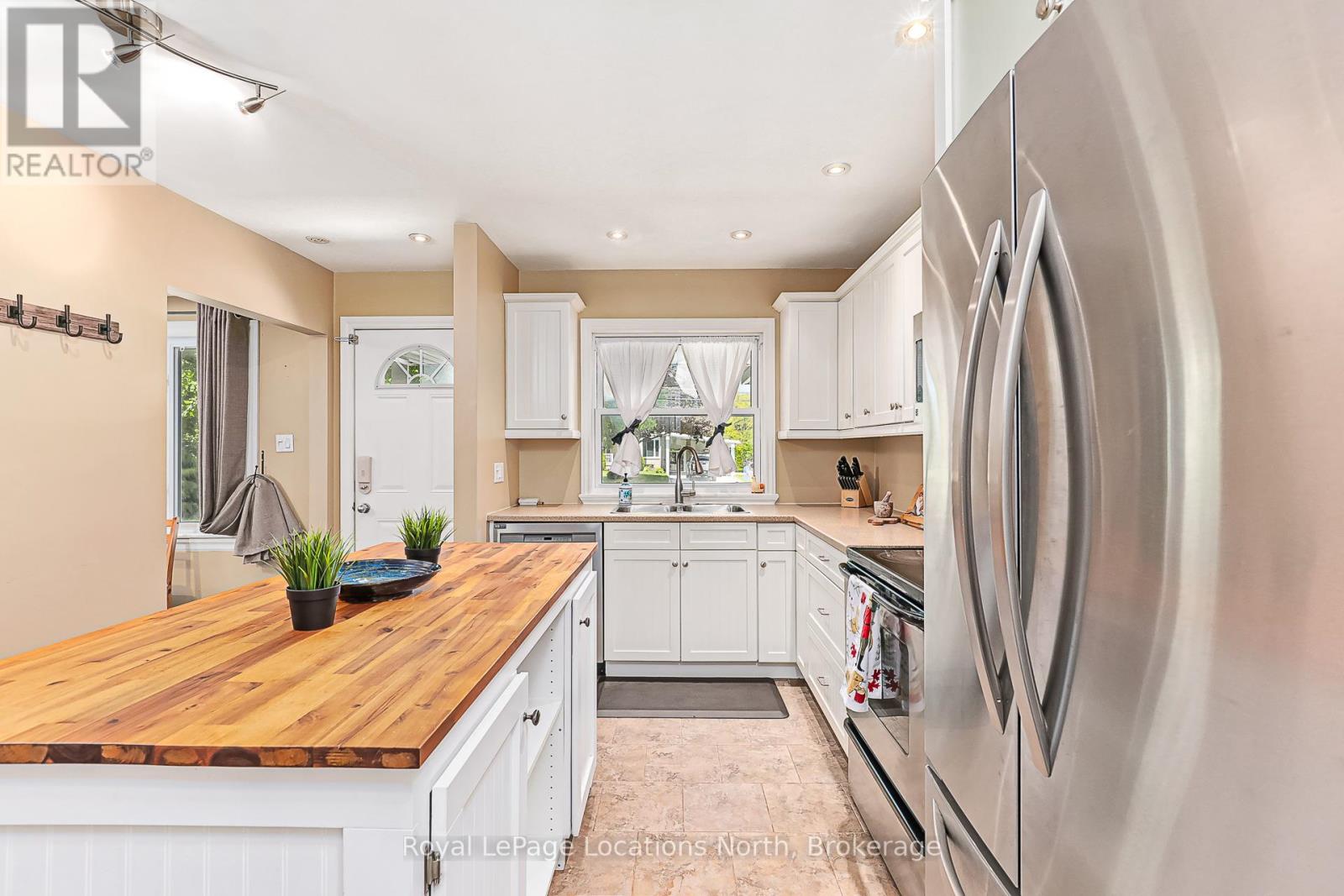 207 Mccrea Drive, Clearview, Ontario  L0M 1S0 - Photo 6 - S12242611