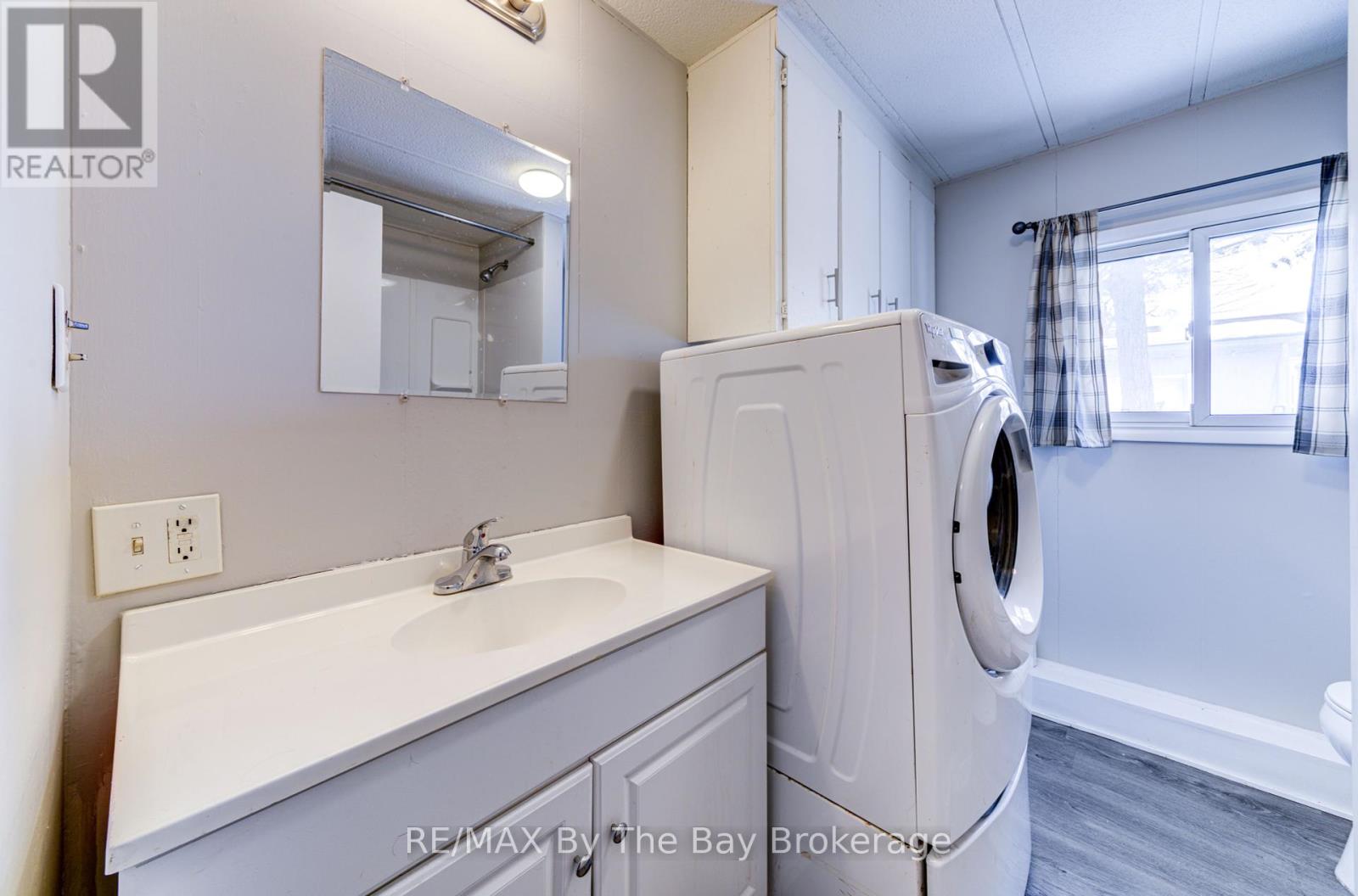 50 Georgian Glen Drive, Wasaga Beach, Ontario  L9Z 1K7 - Photo 11 - S12242738