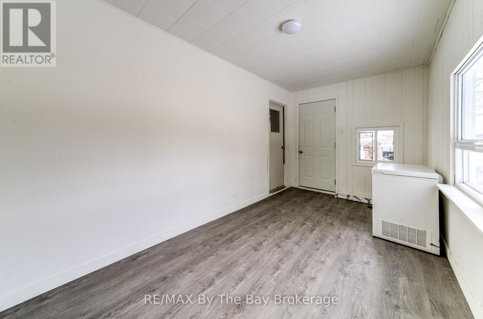 50 Georgian Glen Drive, Wasaga Beach, Ontario  L9Z 1K7 - Photo 8 - S12242738