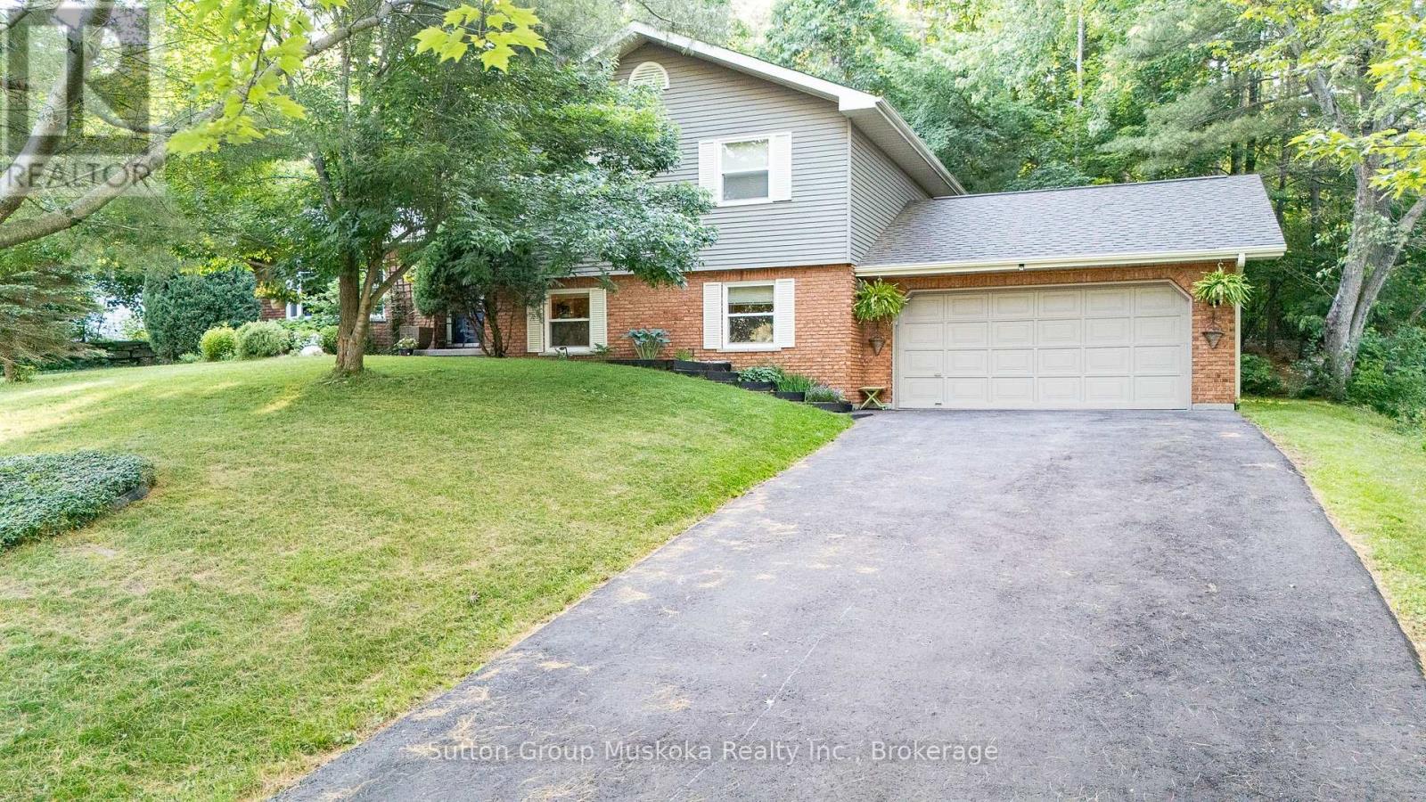 12 Silver Oaks Crescent, Huntsville, Ontario  P1H 1M1 - Photo 1 - X12242625