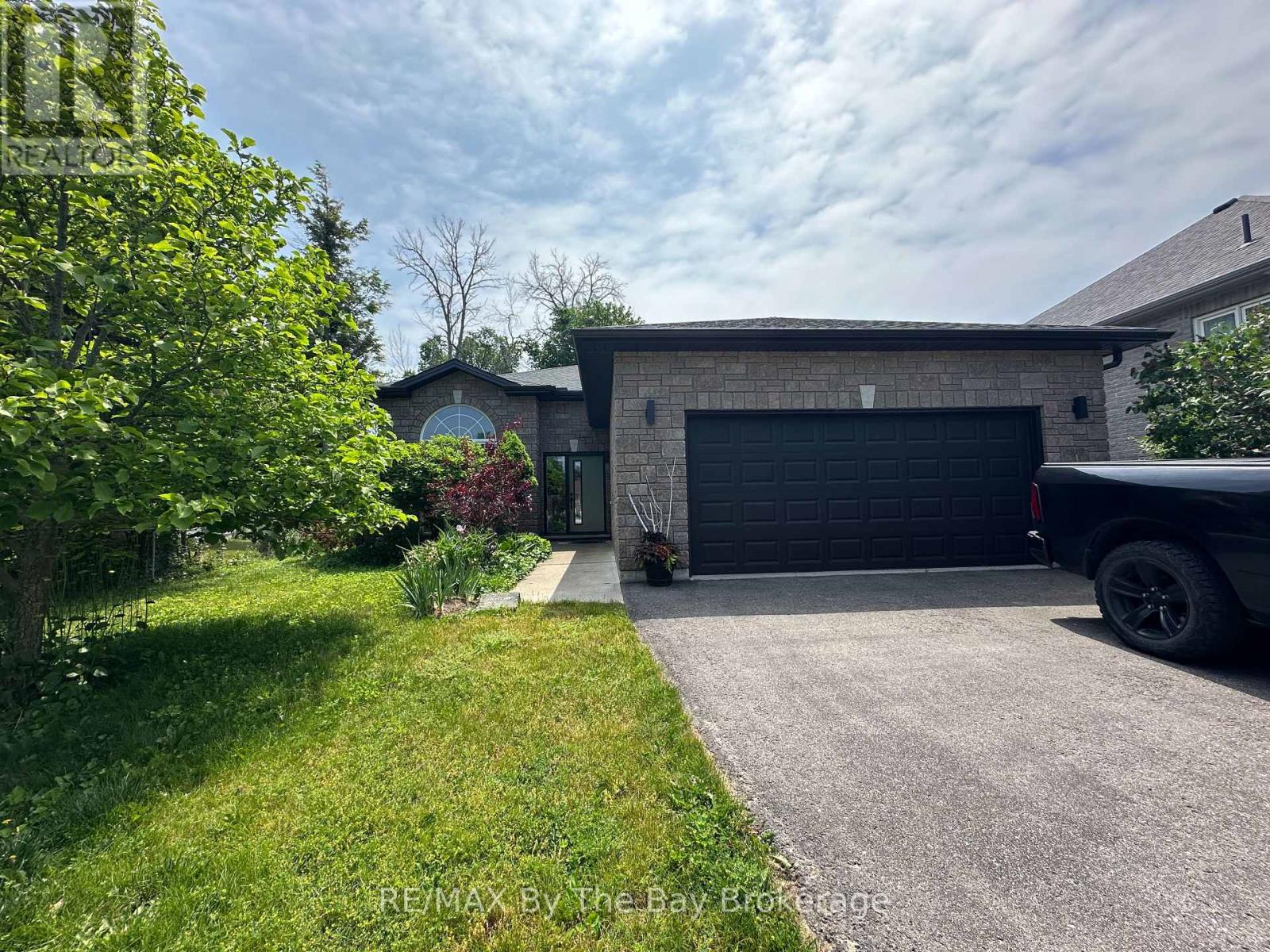 4 WOODSIDE COURT, Wasaga Beach, Ontario