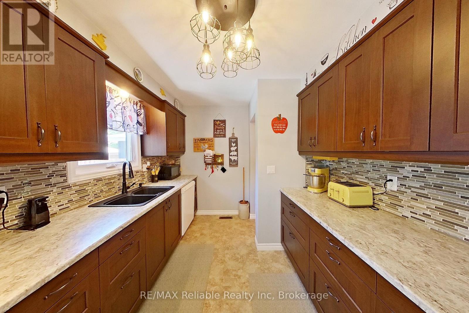 182 Jarvis Street S, Huron East, Ontario  N0K 1W0 - Photo 9 - X12242959