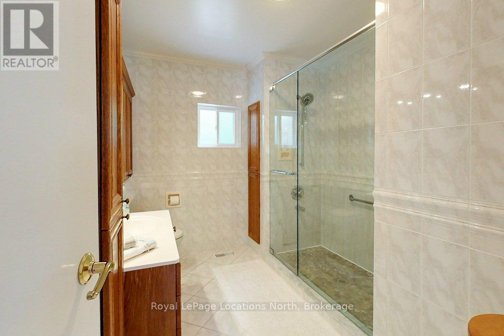 16 Alfred Street E, Blue Mountains, Ontario  N0H 2P0 - Photo 18 - X12243206