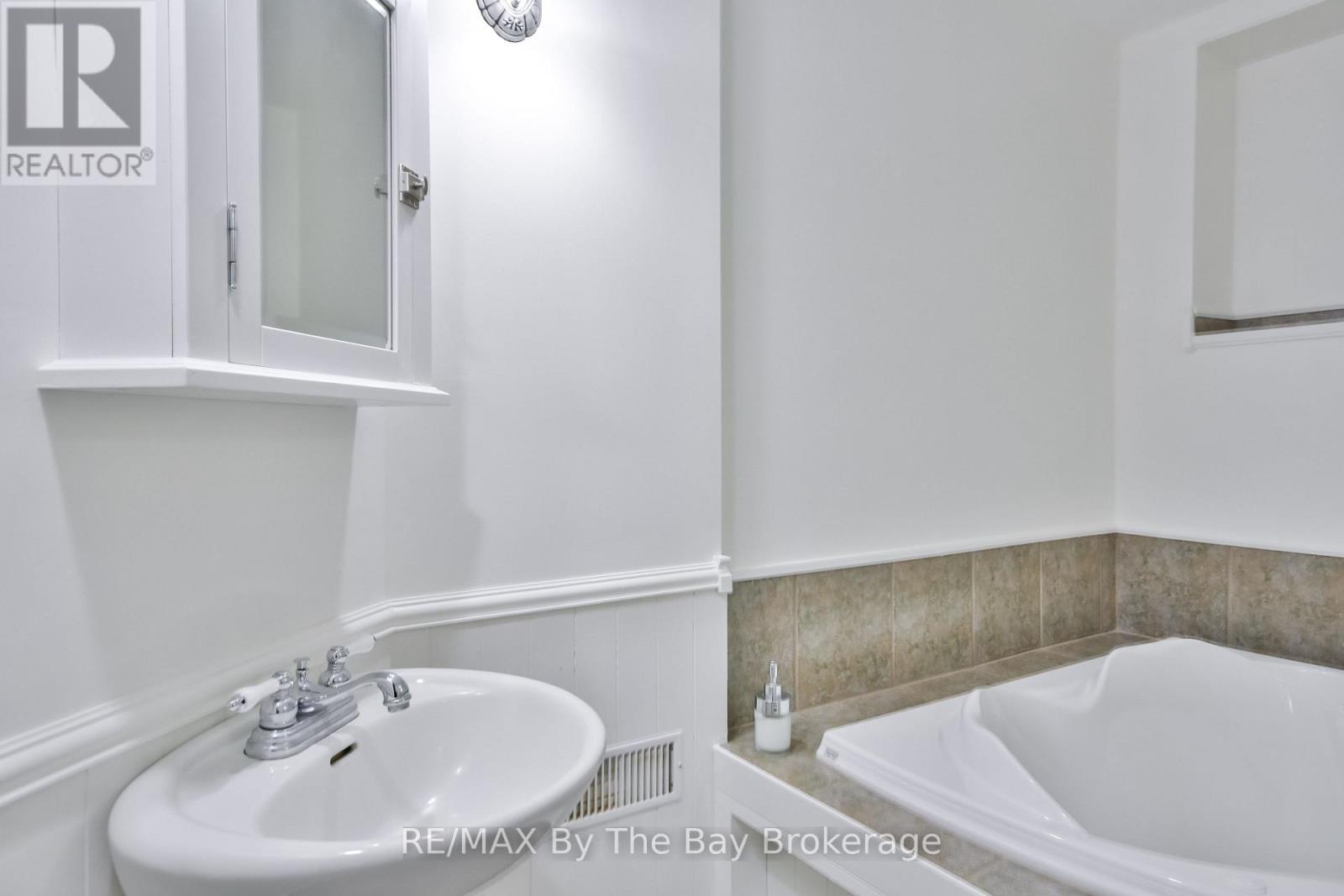 336 Robinson Road, Wasaga Beach, Ontario  L9Z 2Z1 - Photo 30 - S12243457