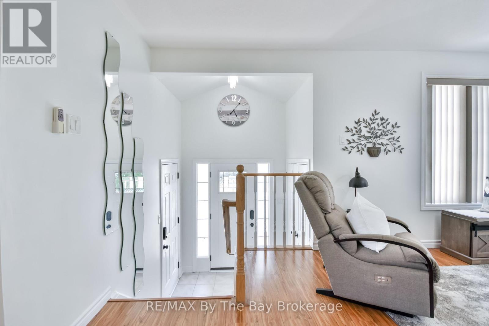 336 Robinson Road, Wasaga Beach, Ontario  L9Z 2Z1 - Photo 5 - S12243457