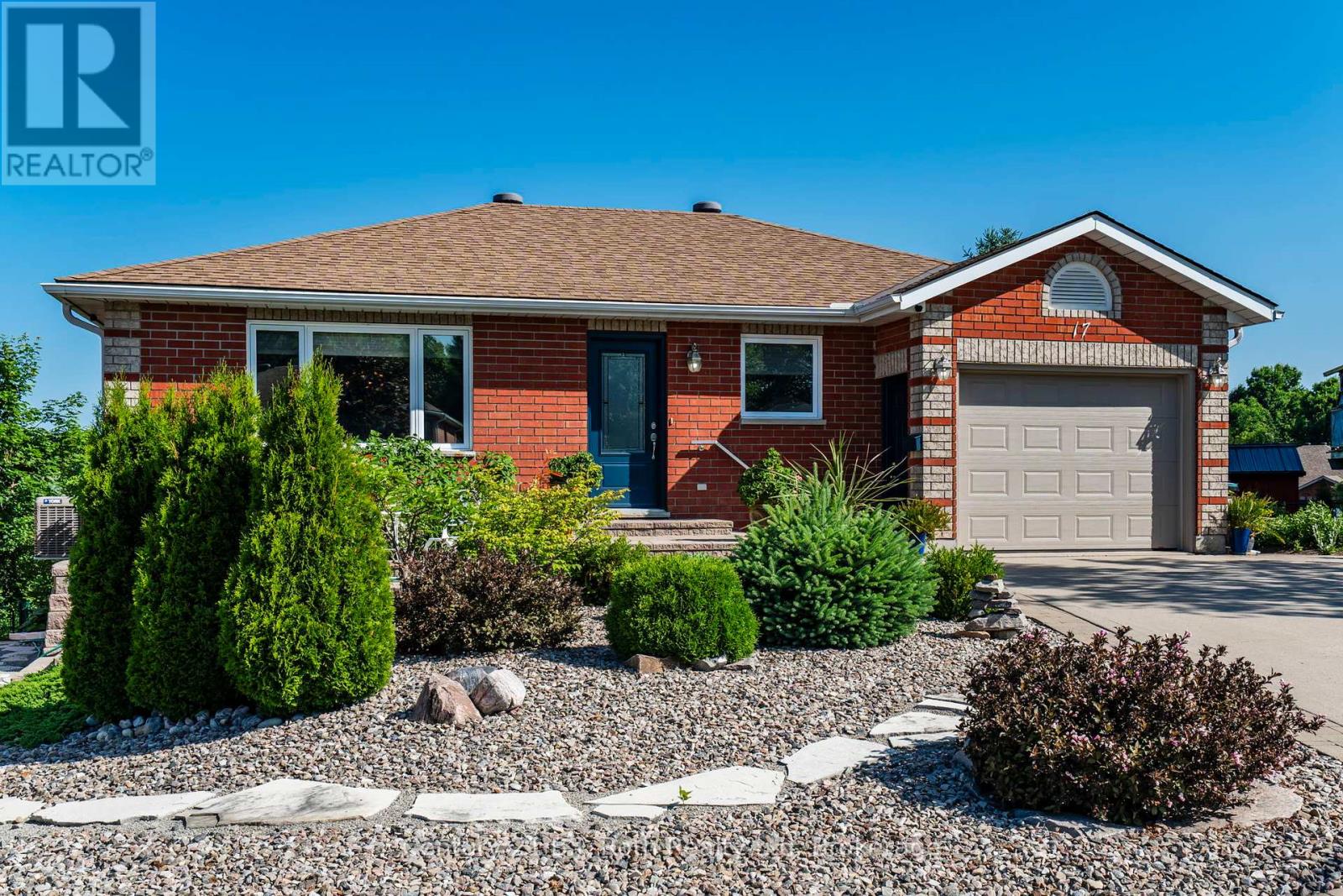 17 Charles Street, Penetanguishene, Ontario  L9M 2G6 - Photo 2 - S12243584