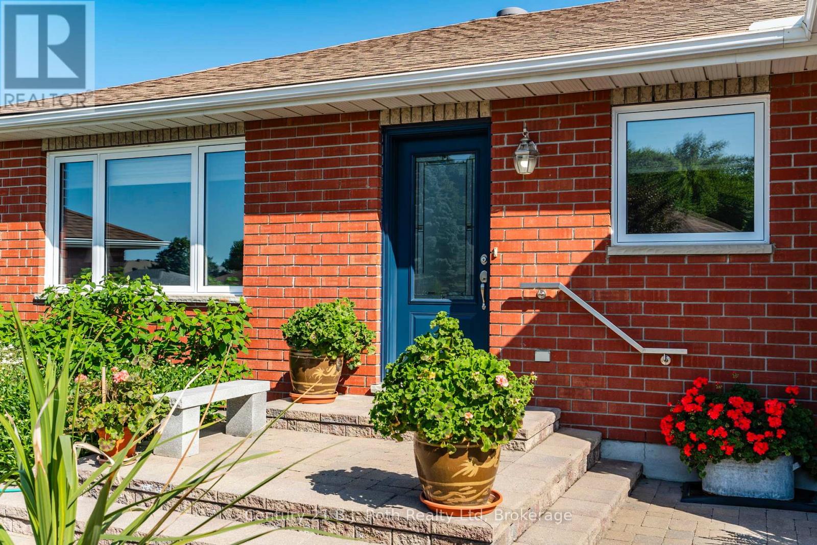 17 Charles Street, Penetanguishene, Ontario  L9M 2G6 - Photo 4 - S12243584