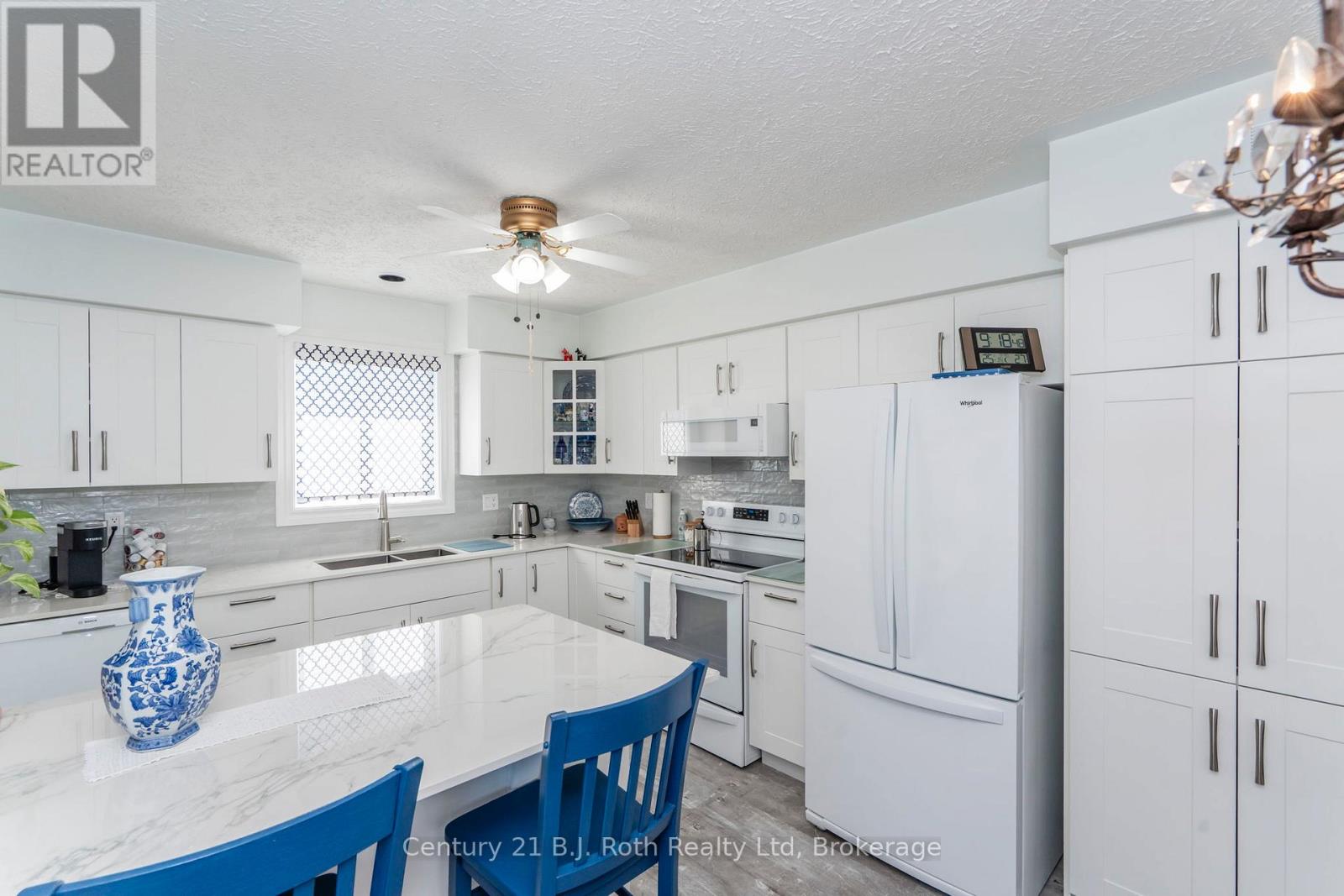 17 Charles Street, Penetanguishene, Ontario  L9M 2G6 - Photo 6 - S12243584