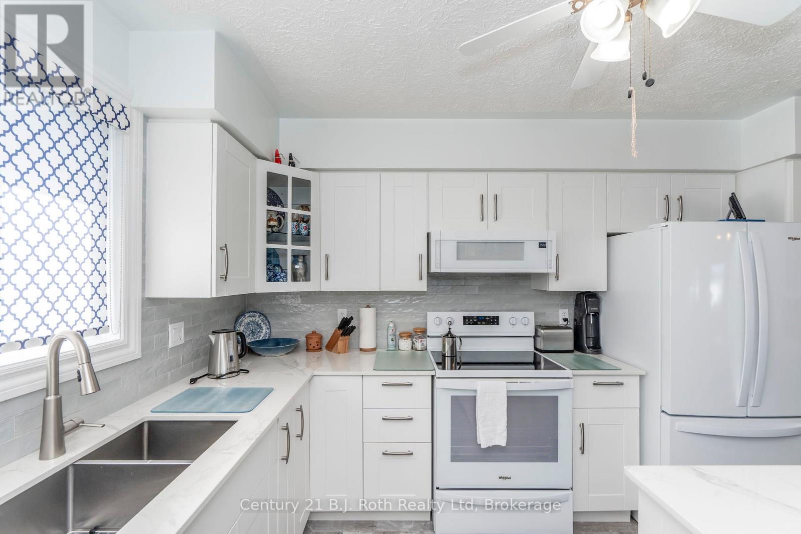 17 Charles Street, Penetanguishene, Ontario  L9M 2G6 - Photo 9 - S12243584