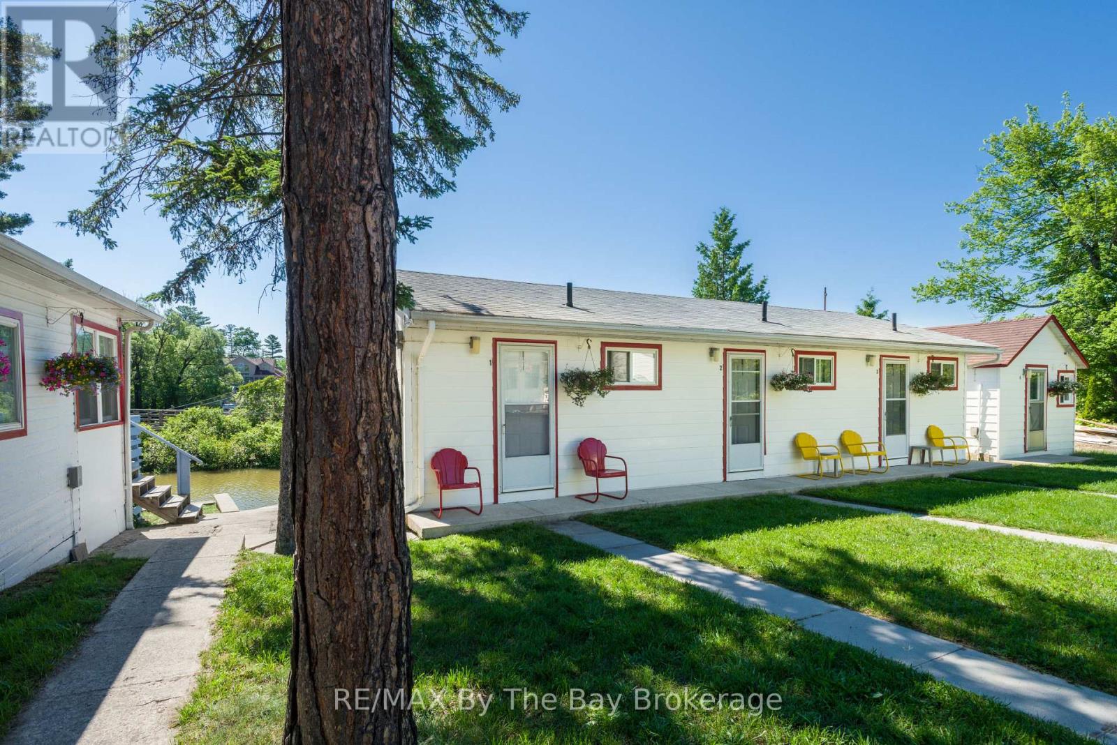 169 Mosley Street, Wasaga Beach, Ontario  L9Z 2K1 - Photo 2 - S12244009