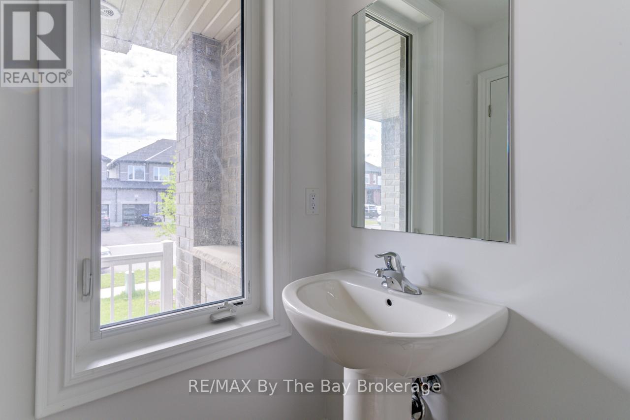 25 Lisa Street, Wasaga Beach, Ontario  L9Z 1J9 - Photo 17 - S12244273