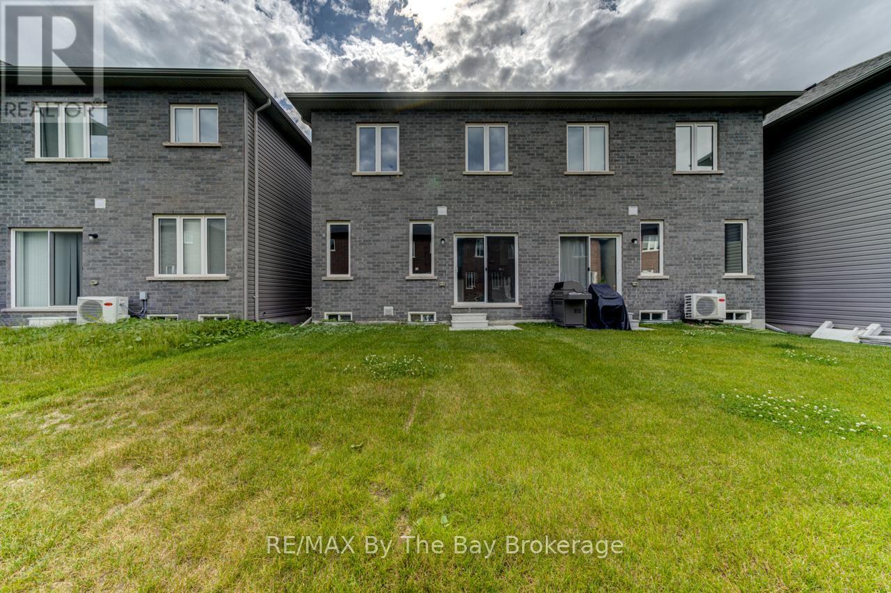 25 Lisa Street, Wasaga Beach, Ontario  L9Z 1J9 - Photo 33 - S12244273
