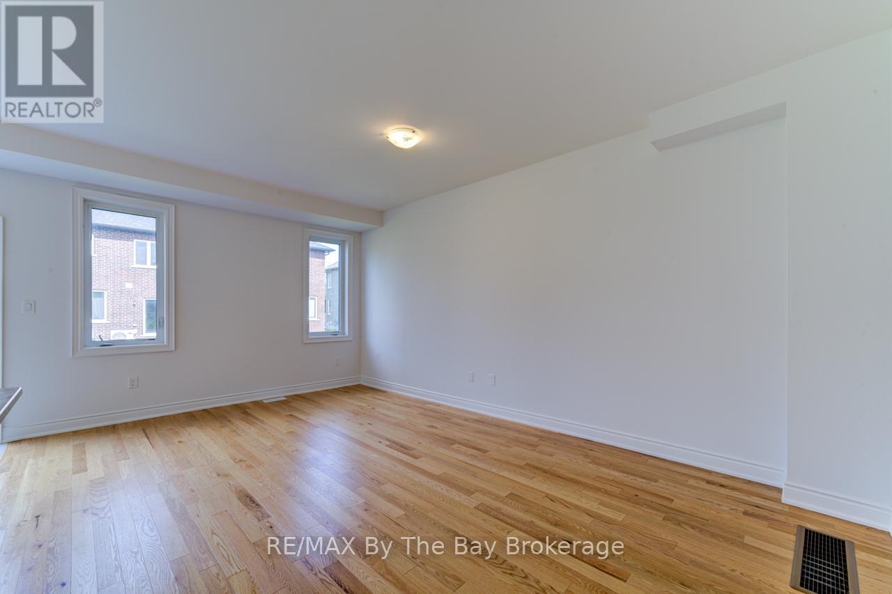 25 Lisa Street, Wasaga Beach, Ontario  L9Z 1J9 - Photo 4 - S12244273