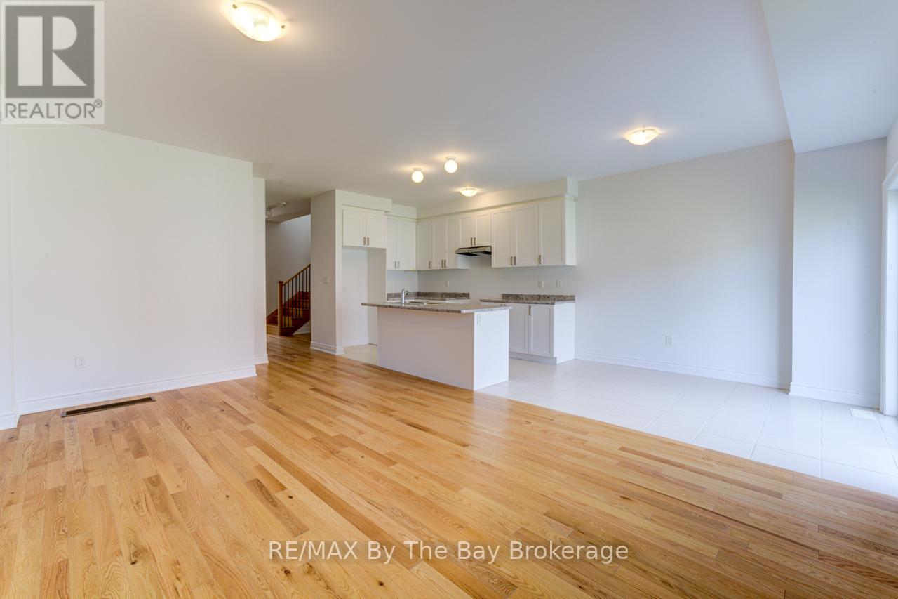 25 Lisa Street, Wasaga Beach, Ontario  L9Z 1J9 - Photo 6 - S12244273