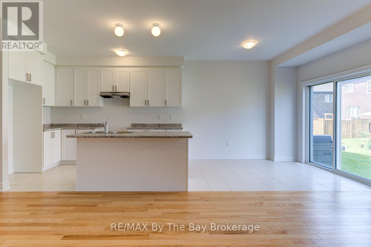 25 Lisa Street, Wasaga Beach, Ontario  L9Z 1J9 - Photo 7 - S12244273