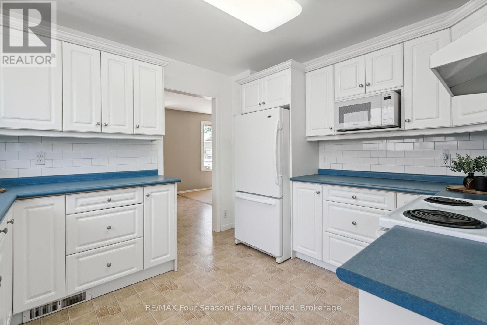 63 Rodney Street, Collingwood, Ontario  L9Y 1C9 - Photo 3 - S12244774