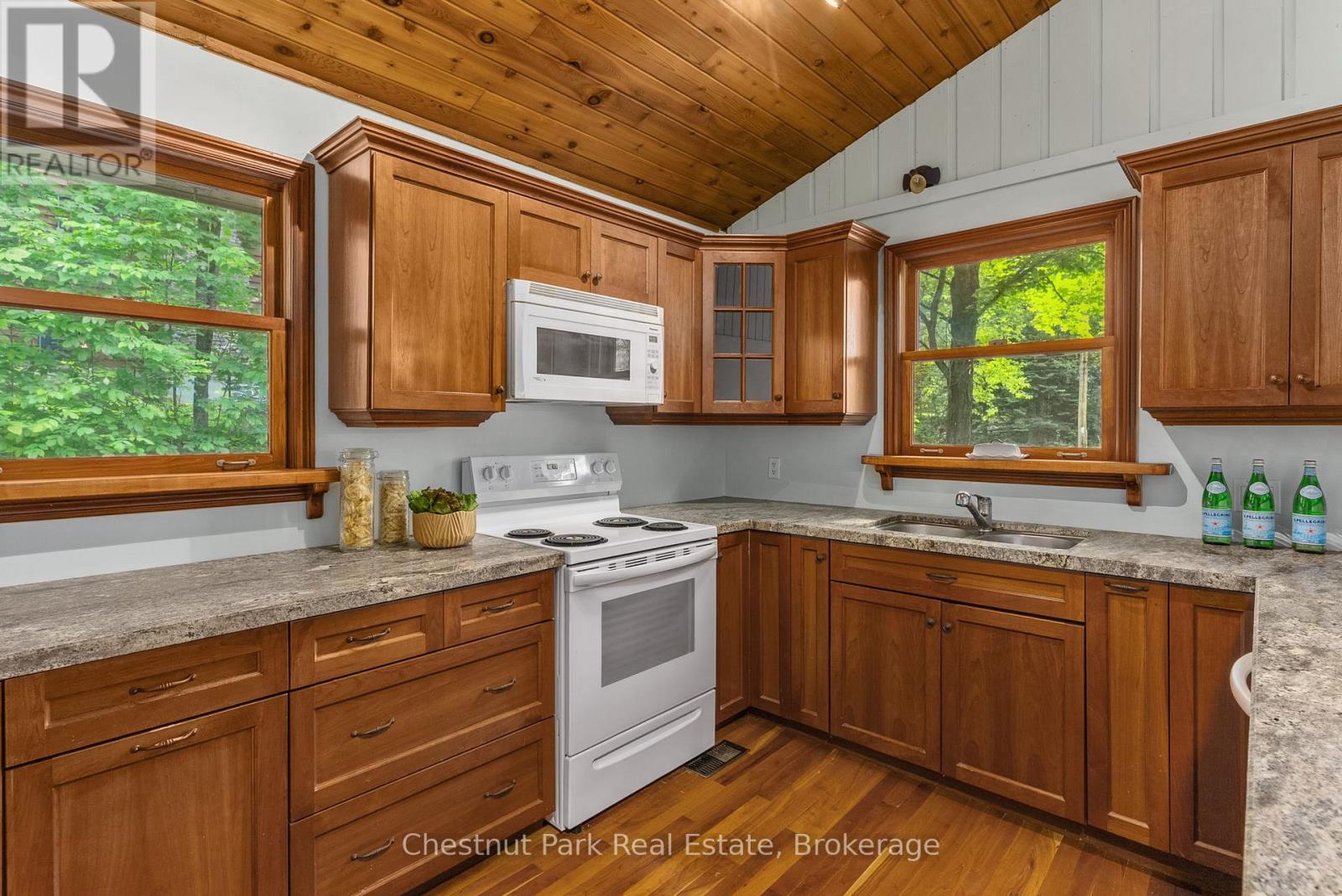 115 Woodland Drive, Huntsville, Ontario  P1H 1A7 - Photo 10 - X12244688