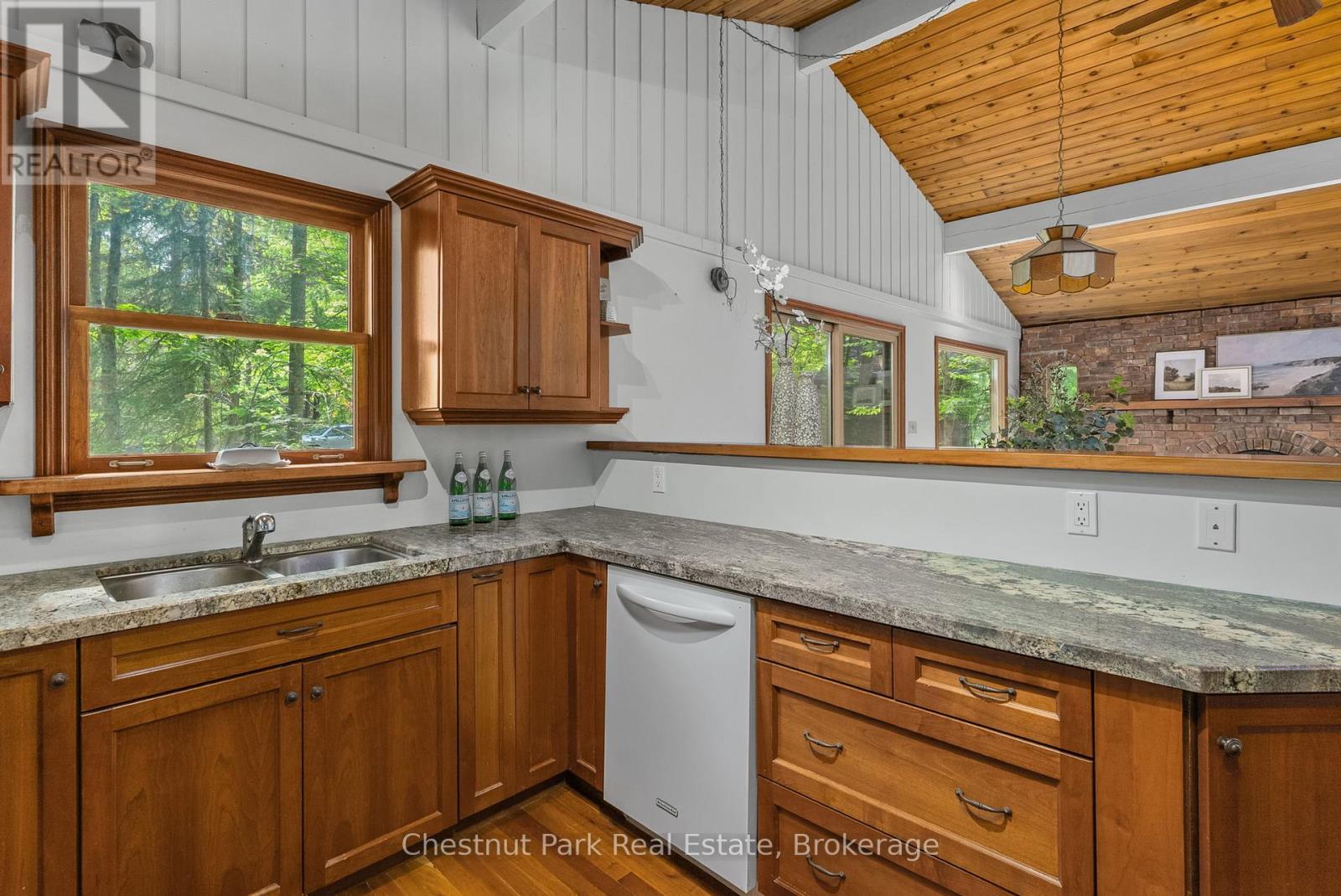 115 Woodland Drive, Huntsville, Ontario  P1H 1A7 - Photo 11 - X12244688