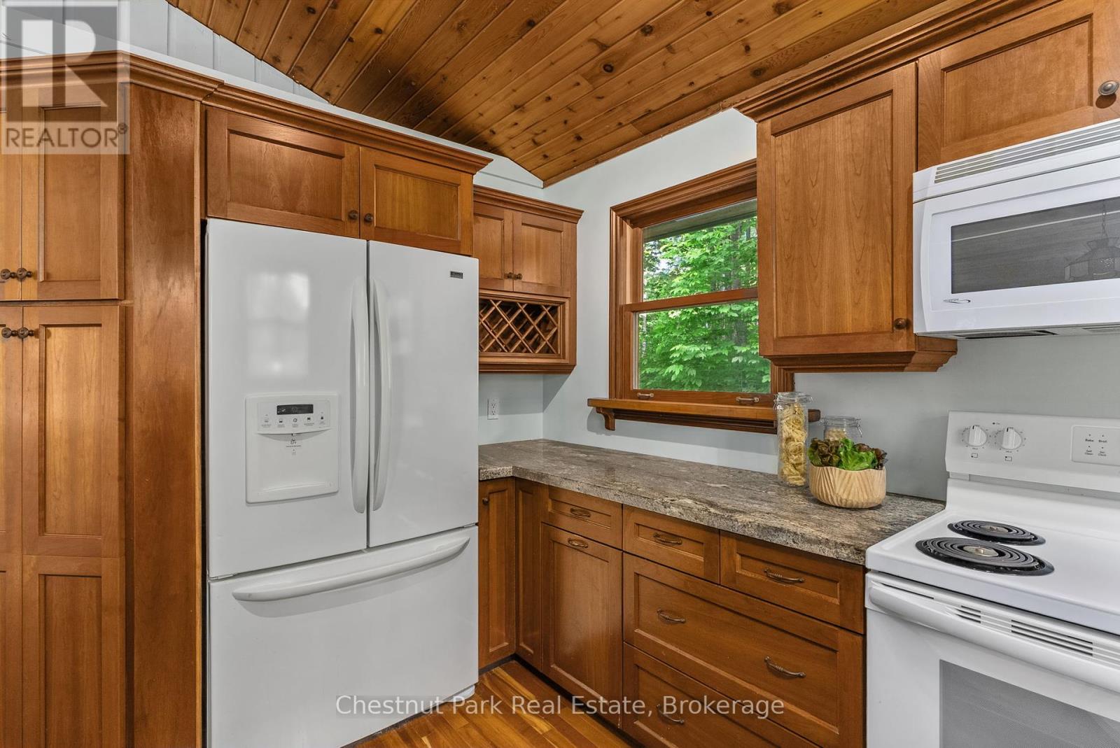 115 Woodland Drive, Huntsville, Ontario  P1H 1A7 - Photo 12 - X12244688