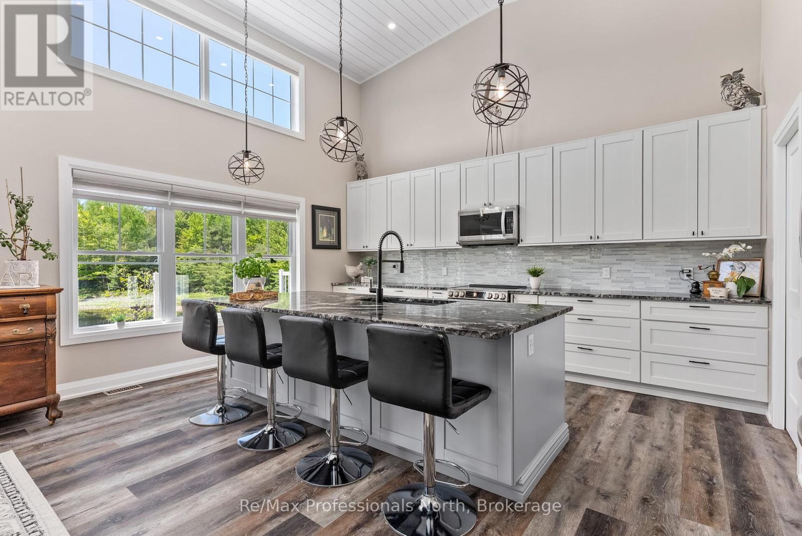 1076 Xavier Street, Gravenhurst, Ontario  P0E 1G0 - Photo 18 - X12244781