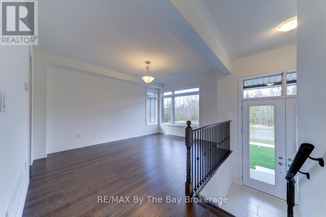 206 Mapleside Drive, Wasaga Beach, Ontario  L9Z 0L4 - Photo 4 - S12245353