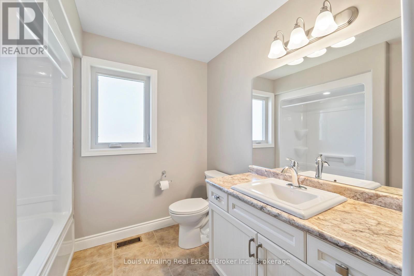 768 15th Street, Hanover, Ontario  N4N 3W7 - Photo 14 - X12245362