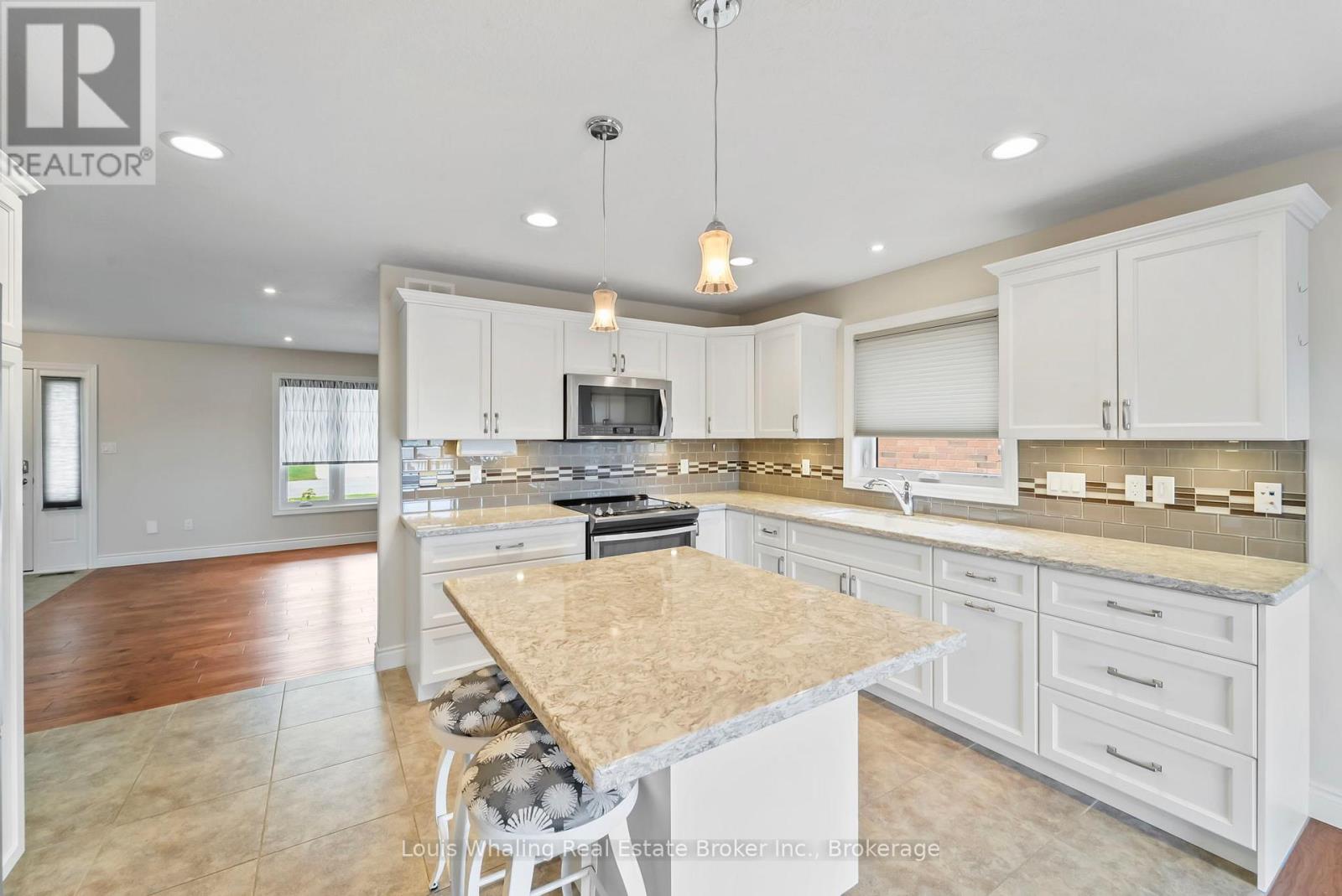 768 15th Street, Hanover, Ontario  N4N 3W7 - Photo 9 - X12245362