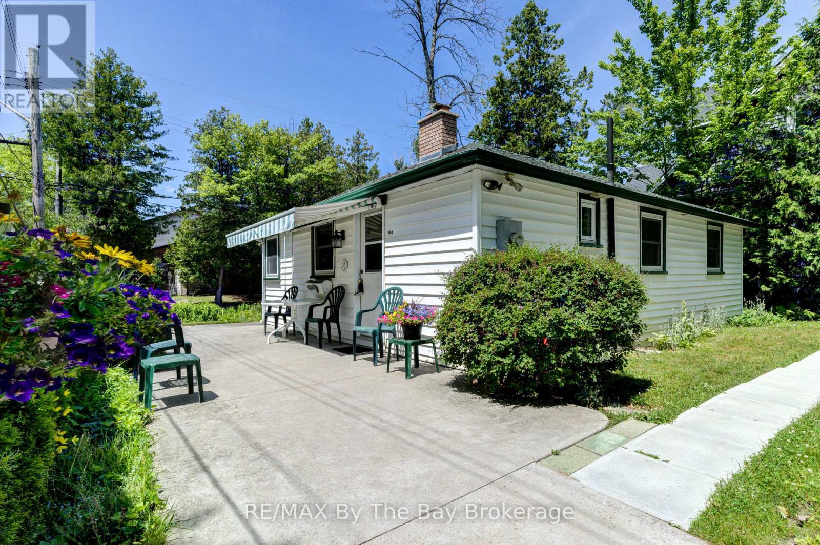 1105 Shore Lane, Wasaga Beach, Ontario  L9Z 1Z8 - Photo 1 - S12246251