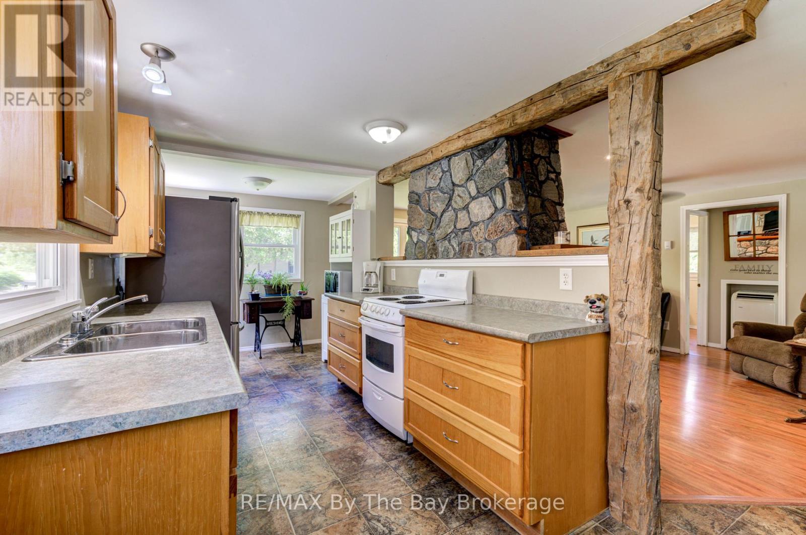 1105 Shore Lane, Wasaga Beach, Ontario  L9Z 1Z8 - Photo 3 - S12246251