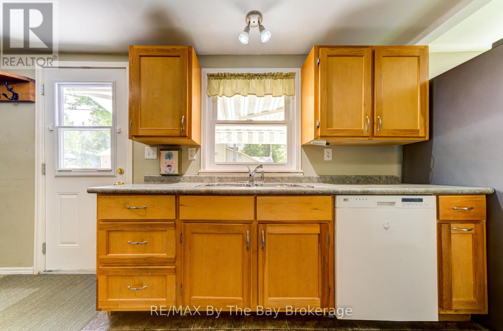 1105 Shore Lane, Wasaga Beach, Ontario  L9Z 1Z8 - Photo 4 - S12246251