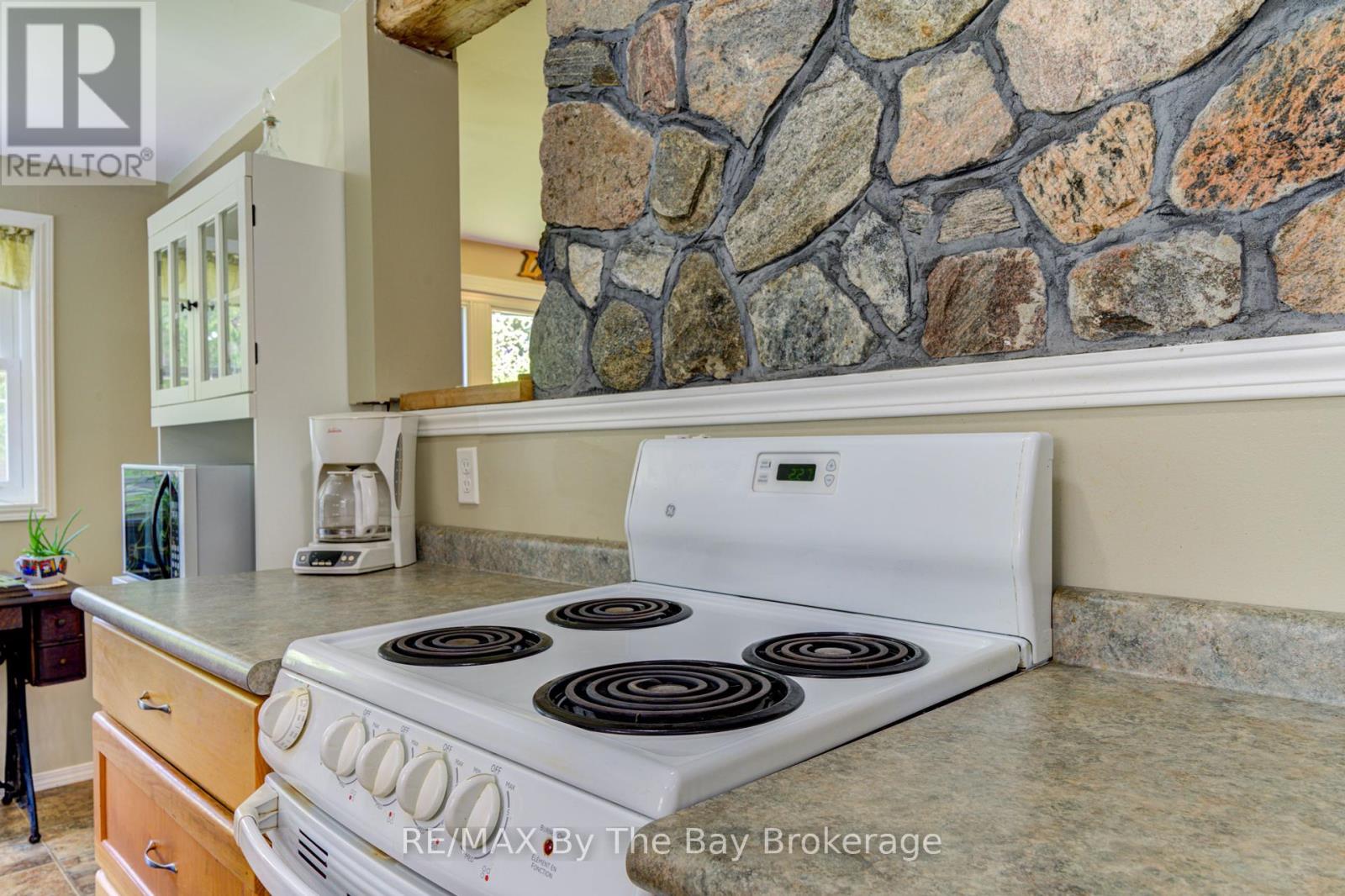 1105 Shore Lane, Wasaga Beach, Ontario  L9Z 1Z8 - Photo 5 - S12246251
