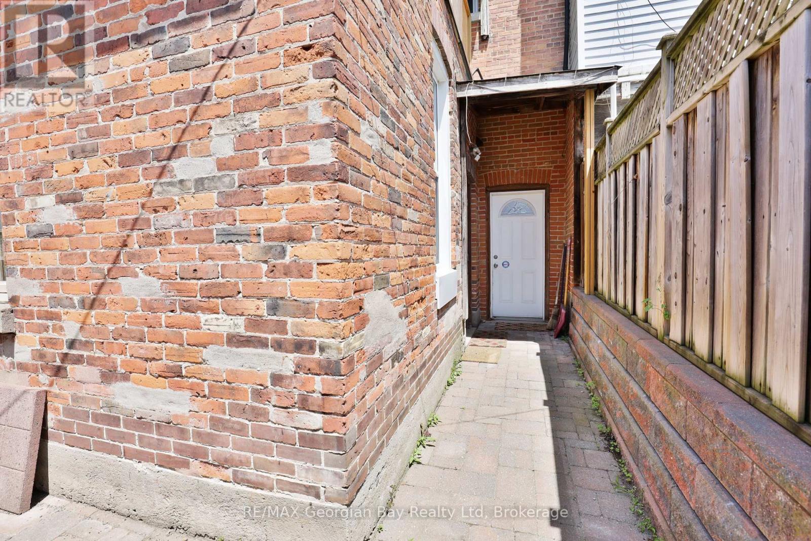 98 Main Street, Penetanguishene, Ontario  L9M 1T5 - Photo 31 - S12247082