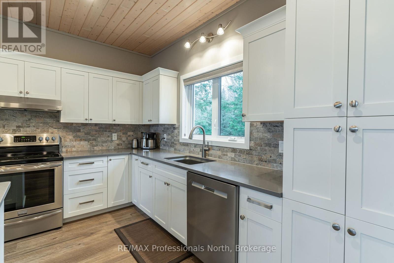 5997 Kennisis Lake Road, Dysart Et Al, Ontario  K0M 1S0 - Photo 11 - X12247793