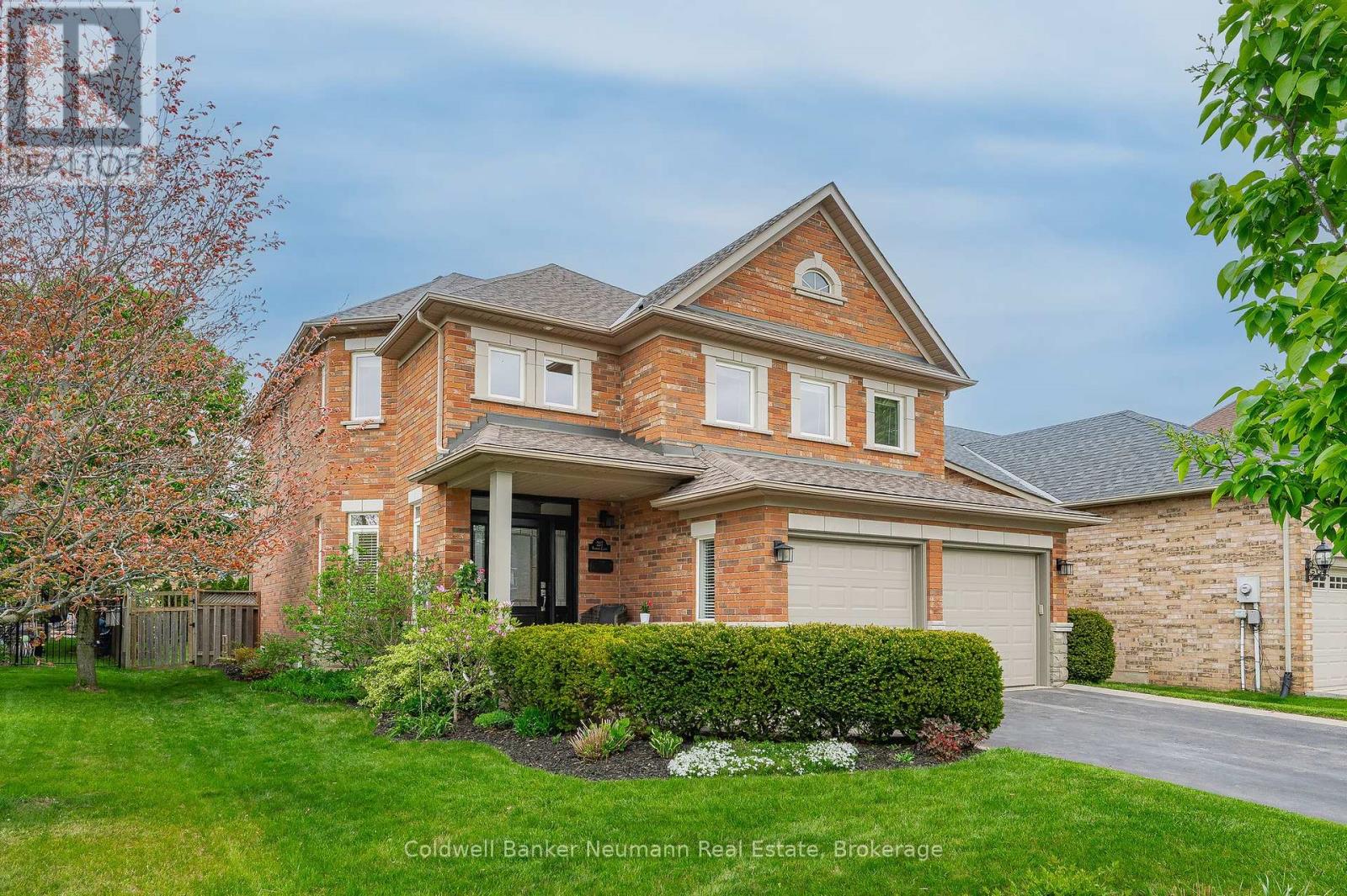 227 Valmont Court, Hamilton, Ontario  L9G 5A1 - Photo 2 - X12248493