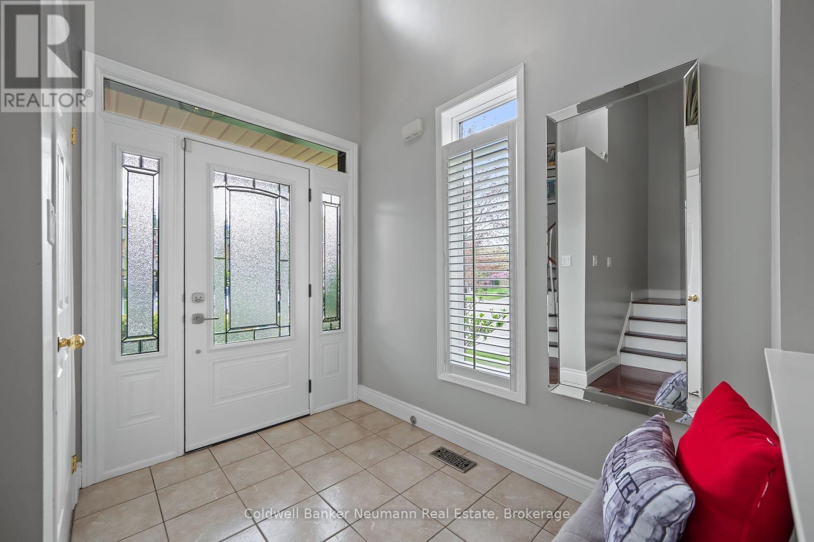 227 Valmont Court, Hamilton, Ontario  L9G 5A1 - Photo 4 - X12248493