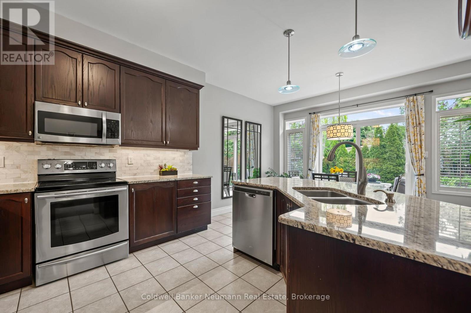 227 Valmont Court, Hamilton, Ontario  L9G 5A1 - Photo 9 - X12248493