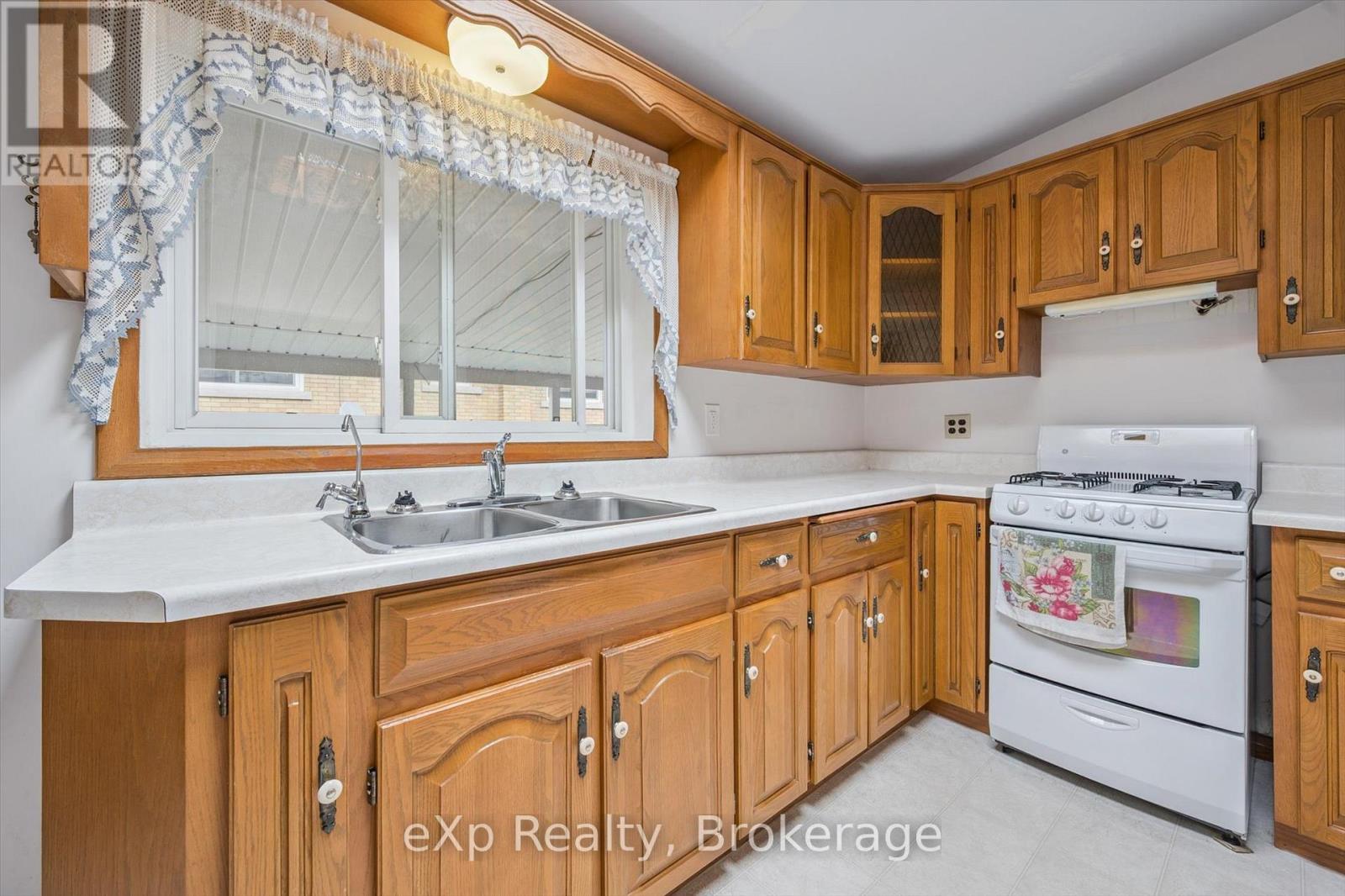 15 Balsam Drive, Guelph, Ontario  N1E 1R1 - Photo 4 - X12249002