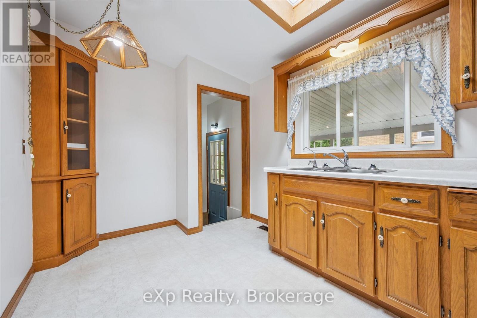 15 Balsam Drive, Guelph, Ontario  N1E 1R1 - Photo 5 - X12249002
