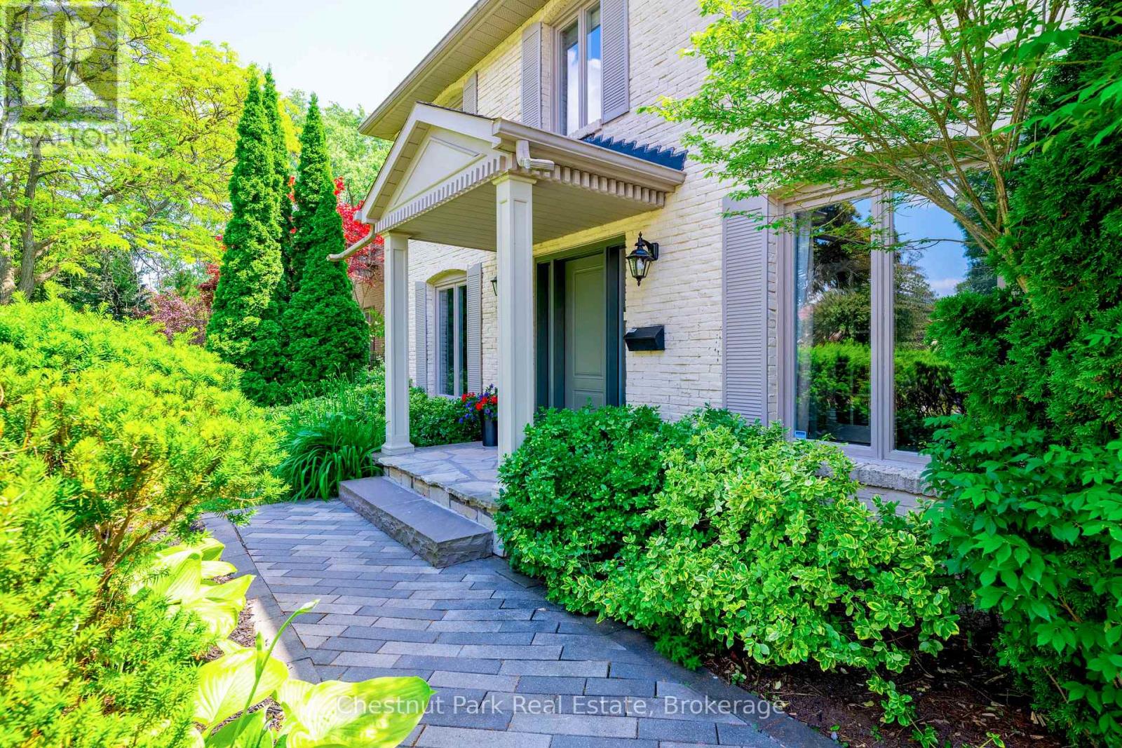 2052 Chippewa Trail, Mississauga, Ontario  L5H 3V7 - Photo 2 - W12249127