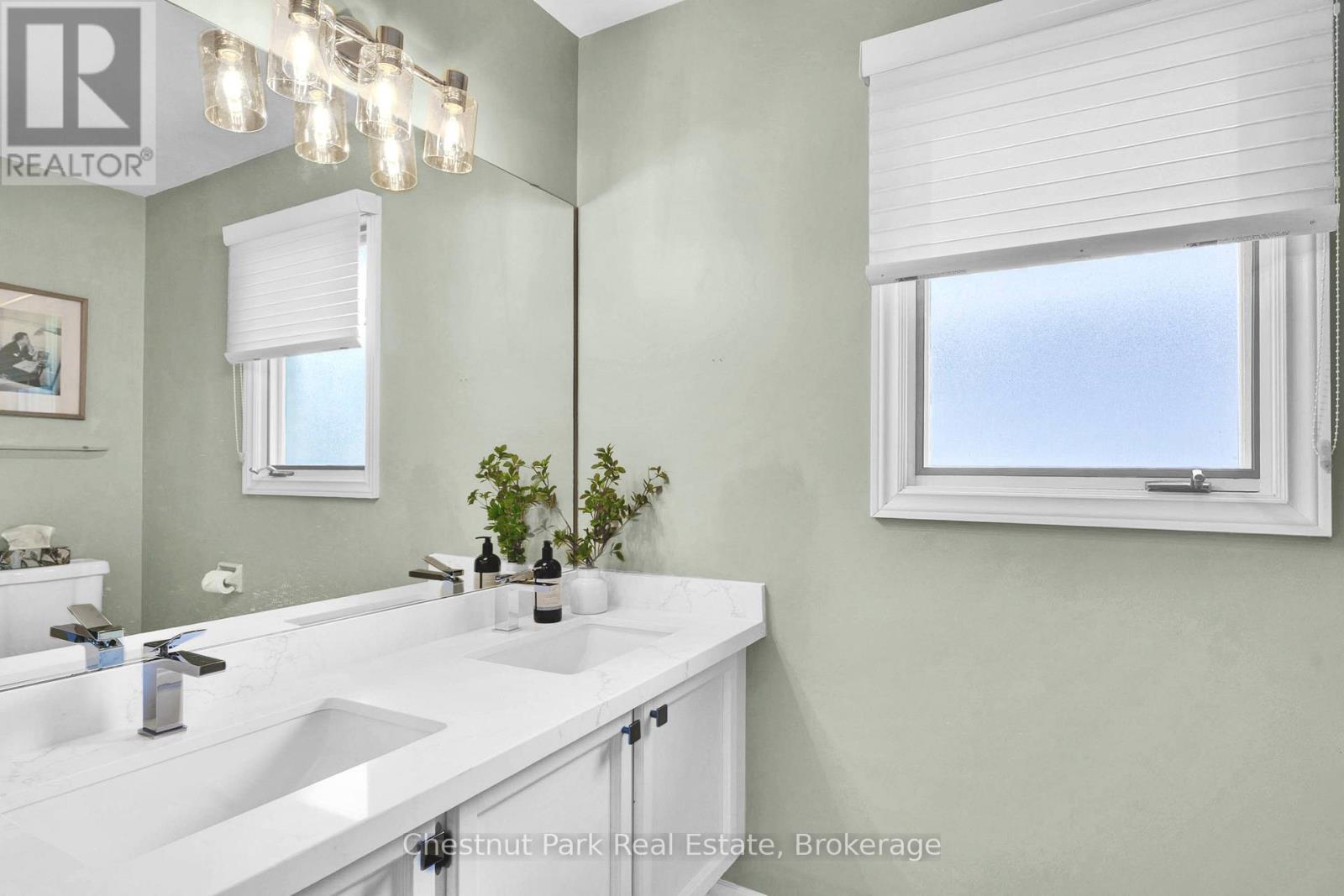 2052 Chippewa Trail, Mississauga, Ontario  L5H 3V7 - Photo 21 - W12249127