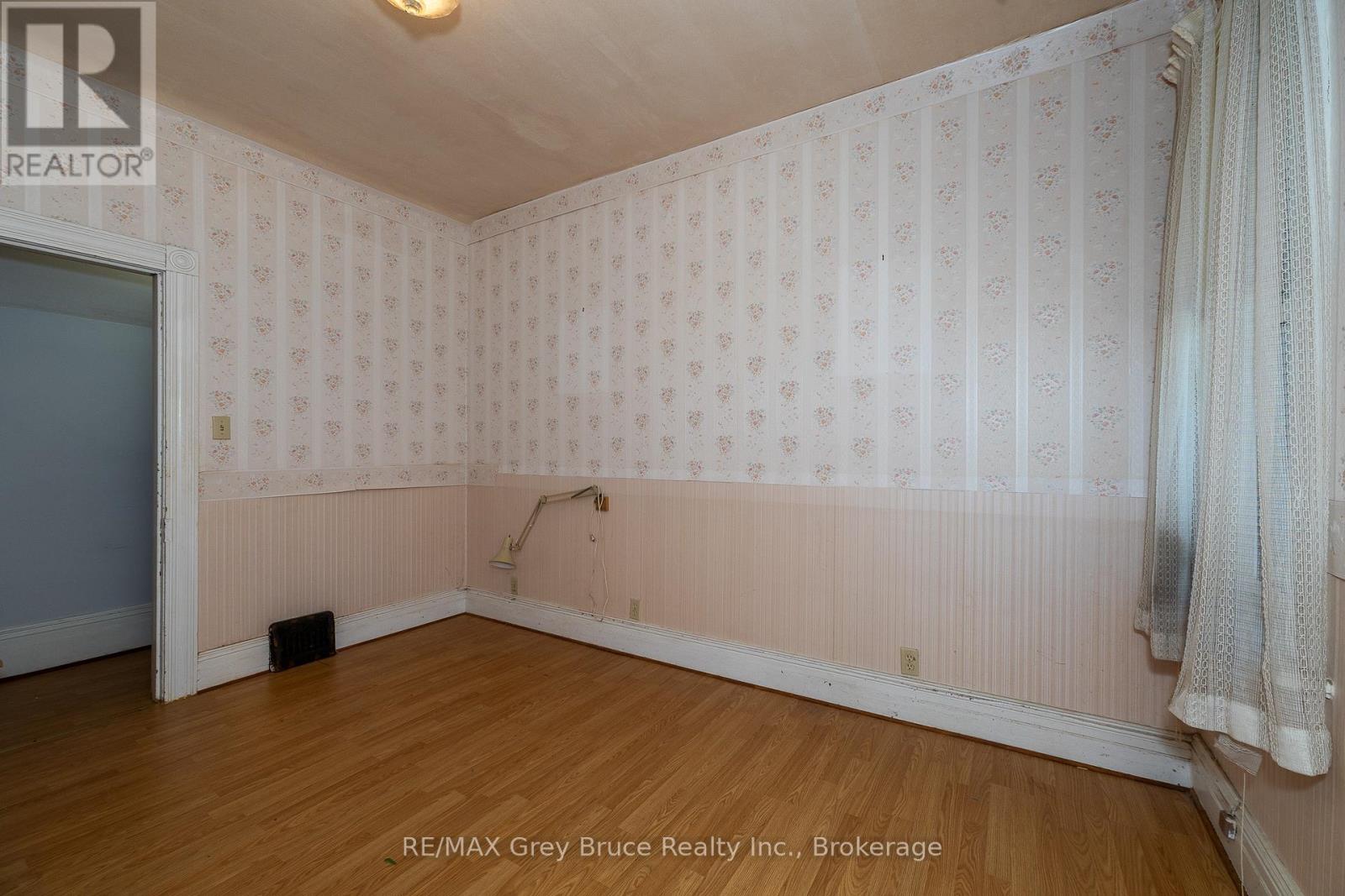 367 2nd Ave Se Avenue, Georgian Bluffs, Ontario  N4K 5T2 - Photo 12 - X12249245